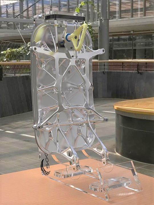 Eine topologieoptimierte Wartungstür für Flugzeuge. Die Kombination aus 3D-Druck und Feinguss ermöglichte eine Gewichtseinsparung von 30 % bei gleichbleibender Leistungsfähigkeit und Stabilität im Vergleich zu konventionellen Fertigungsmethoden. Eine topologieoptimierte Wartungstür für Flugzeuge. Die Kombination aus 3D-Druck und Feinguss ermöglichte eine Gewichtseinsparung von 30 % bei gleichbleibender Leistungsfähigkeit und Stabilität im Vergleich zu konventionellen Fertigungsmethoden.