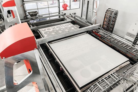 Mit der VX4000, mit einem Bauraum von 4000 mm x 2000 mm x 1000 mm laut Voxeljet das weltweit größte 3D-Drucksystem für Sandformen, lassen sich Sandgussformen werkzeuglos drucken. Mit der VX4000, mit einem Bauraum von 4000 mm x 2000 mm x 1000 mm laut Voxeljet das weltweit größte 3D-Drucksystem für Sandformen, lassen sich Sandgussformen werkzeuglos drucken.