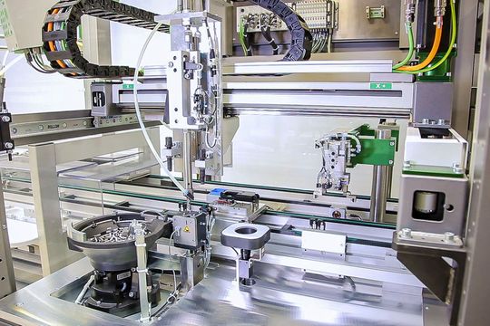 Zuverlässige und produktive Montageanlagen aus der Schraub- und Zuführtechnik setzen ideal aufeinander abgestimmte Komponenten voraus. Zuverlässige und produktive Montageanlagen aus der Schraub- und Zuführtechnik setzen ideal aufeinander abgestimmte Komponenten voraus.