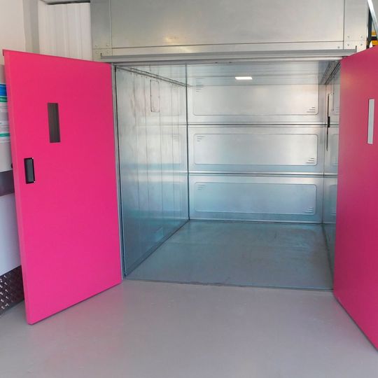 Der „Escorta“-Güteraufzug ist eine Einrichtung für den vertikalen Transport in Lager- und Produktionshallen mit mehreren Ebenen. Der „Escorta“-Güteraufzug ist eine Einrichtung für den vertikalen Transport in Lager- und Produktionshallen mit mehreren Ebenen.