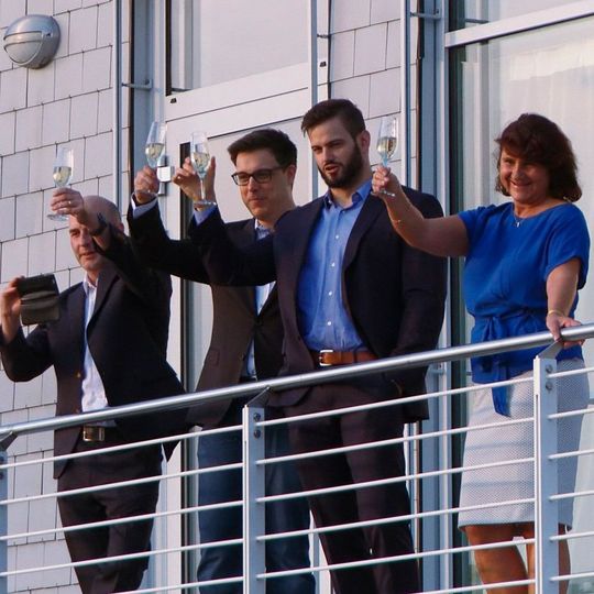 Das snom Team begrüßte die Gäste: (v. l.) Jason Green, Roman Hennes, Hannes Krüger und Heike Cantzler Das snom Team begrüßte die Gäste: (v. l.) Jason Green, Roman Hennes, Hannes Krüger und Heike Cantzler