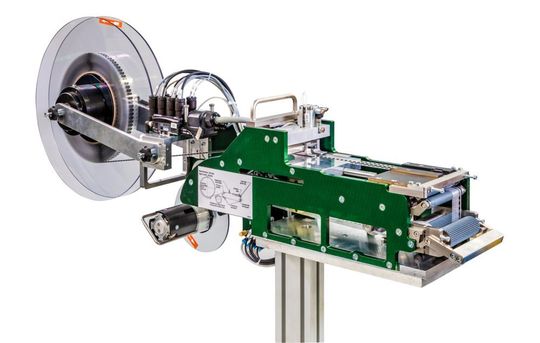 Einseitig- oder doppelseitig klebende Komponenten wie beispielsweise Dichtringe können per Bandrollenzuführung zur Verarbeitung bereitgestellt werden.