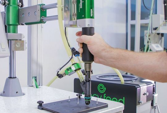 Hohe Fördergeschwindigkeiten und hohe Ausbringungsmengen lassen sich mit Vibrationswendelförderern (auch Schwingförderer genannt) wie dem Eacy Feed von Deprag erzielen.