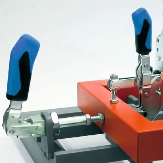 Mit dem Kniehebelspanner lassen sich die unterschiedlichsten Bauteile zur Bearbeitung mit geringem Kraftaufwand spannen. Mit dem Kniehebelspanner lassen sich die unterschiedlichsten Bauteile zur Bearbeitung mit geringem Kraftaufwand spannen.