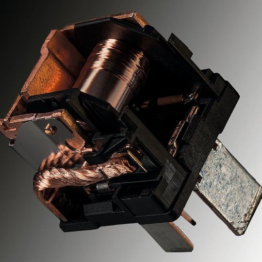Relais-Basiswissen: In unserer Serie zu elektromechanischen Relais erläutern wir die technischen Grundlagen zu Aufbau und Funktion von Relais. Relais-Basiswissen: In unserer Serie zu elektromechanischen Relais erläutern wir die technischen Grundlagen zu Aufbau und Funktion von Relais.