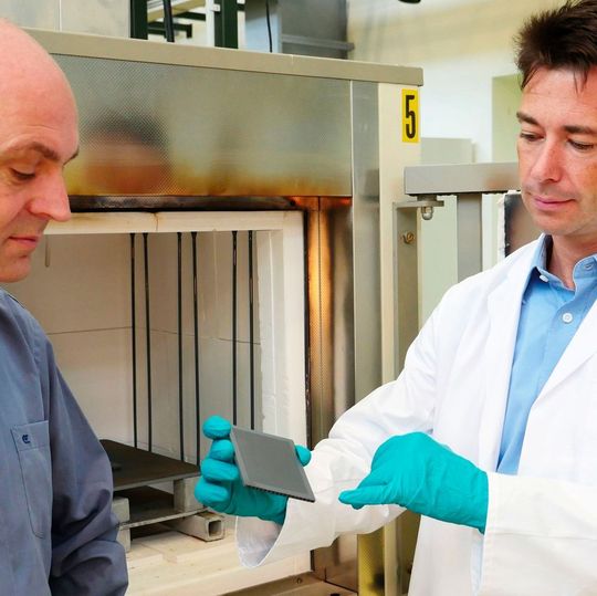 Prof. Wilhelm Albert Meulenberg (links) und Falk Schulze-Küppers (rechts) mit Gastrennmembran Prof. Wilhelm Albert Meulenberg (links) und Falk Schulze-Küppers (rechts) mit Gastrennmembran