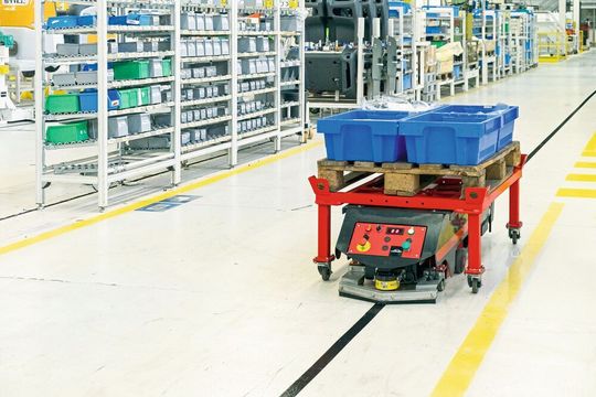 Véritable « marathonien », le nouveau Linde C-MATIC autonome assure efficacement l’approvisionnement en pièces des lignes de production. Véritable « marathonien », le nouveau Linde C-MATIC autonome assure efficacement l’approvisionnement en pièces des lignes de production.