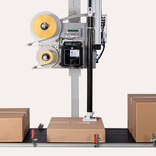 Der High-Speed-Etikettierer Legi-Air 6000 schafft bis zu 2400 unterschiedlich hohe Kartons pro Stunde. Der High-Speed-Etikettierer Legi-Air 6000 schafft bis zu 2400 unterschiedlich hohe Kartons pro Stunde.