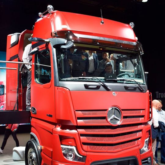 Mit dem Sondermodell „Edition 1“ des Actros präsentiert Mercedes die ab 2019 in Serie kommenden Neuheiten. Mit dem Sondermodell „Edition 1“ des Actros präsentiert Mercedes die ab 2019 in Serie kommenden Neuheiten.