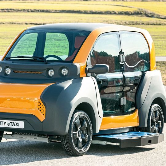 Die üblichen Einschränkungen bezüglich Reichweite kennt das City E-Taxi nicht, die Akkumodule des Energiespeichers von BMZ werden an Wechselstationen einfach getauscht. Die üblichen Einschränkungen bezüglich Reichweite kennt das City E-Taxi nicht, die Akkumodule des Energiespeichers von BMZ werden an Wechselstationen einfach getauscht.