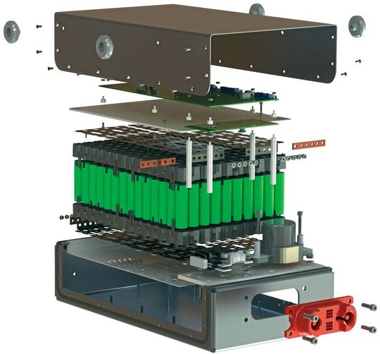 Optimales Handling:
Die entnehmbaren Wechselmodule sind etwa 12 kg schwer und weisen einen Griff auf, der ergonomisch gestaltet und ins Modulgehäuse versenkbar ist. Optimales Handling:
Die entnehmbaren Wechselmodule sind etwa 12 kg schwer und weisen einen Griff auf, der ergonomisch gestaltet und ins Modulgehäuse versenkbar ist.
