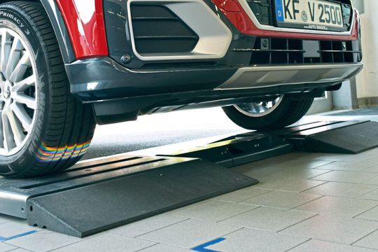 Bei Auto Singer steht der Easy-Tread-Scanner direkt in der Zufahrt zur Werkstatt und erfasst jeden Servicedurchlauf bei Ein- und Ausfahrt. Bei Auto Singer steht der Easy-Tread-Scanner direkt in der Zufahrt zur Werkstatt und erfasst jeden Servicedurchlauf bei Ein- und Ausfahrt.