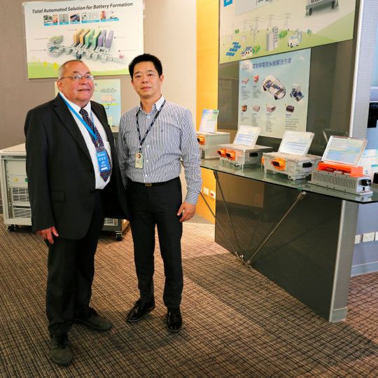 William Chang zeigt ELEKTRONIKPRAXIS-Redakteur Thomas Kuther die neuesten Motoransteuerungen für Elektrofahrzeuge. William Chang zeigt ELEKTRONIKPRAXIS-Redakteur Thomas Kuther die neuesten Motoransteuerungen für Elektrofahrzeuge.