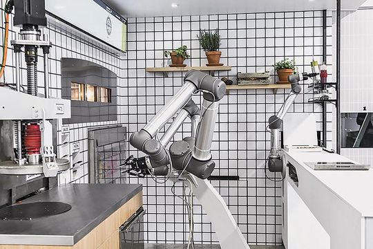 Le robot pizzaïolo PAZZI est composé de bras UR10 et UR5 d’Universal Robots capables de travailler dans un environnement où les températures peuvent être élevées. Le robot pizzaïolo PAZZI est composé de bras UR10 et UR5 d’Universal Robots capables de travailler dans un environnement où les températures peuvent être élevées.