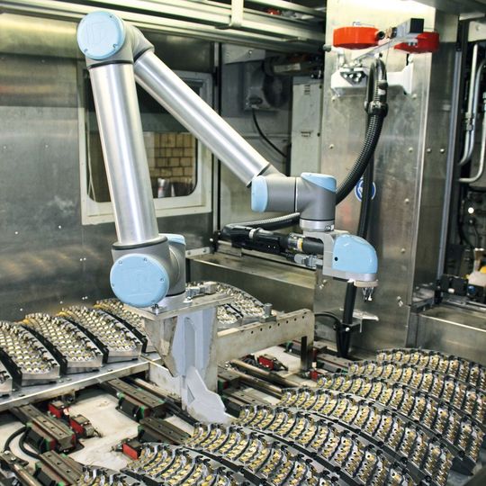 Anstatt des üblichen Robotergreifarmes wurde in dieser Anwendung ein Winkelschrauber montiert, der die Schrauben für die zu montierenden Wendeschneidplatten löst und festzieht. Anstatt des üblichen Robotergreifarmes wurde in dieser Anwendung ein Winkelschrauber montiert, der die Schrauben für die zu montierenden Wendeschneidplatten löst und festzieht.