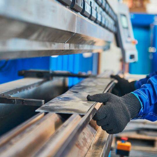 Industrie 4.0 hält auch in der Umformtechnik Einzug. Dabei stellt sich unter anderem die Frage nach dem zukünftigen Bedarf an Mitarbeitern. Industrie 4.0 hält auch in der Umformtechnik Einzug. Dabei stellt sich unter anderem die Frage nach dem zukünftigen Bedarf an Mitarbeitern.