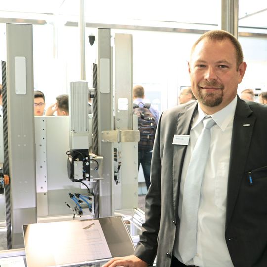 „Mit den Zahnstangenachsen mit Stahlprofil ist es nun möglich, auch hohe Massen zu bewegen“, freut sich Dietfried Lustig, Global Key Accout Manager bei Festo am Messestand von Festo auf der AMB. „Mit den Zahnstangenachsen mit Stahlprofil ist es nun möglich, auch hohe Massen zu bewegen“, freut sich Dietfried Lustig, Global Key Accout Manager bei Festo am Messestand von Festo auf der AMB.