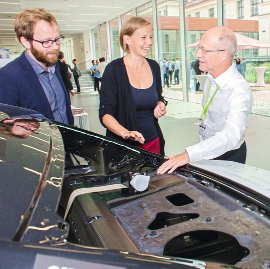 Der Technologiedemonstrator stellt das Rückwandoberteil einer Fahrzeugkarosserie dar. Die Thermoplastische-Sandwichstruktur besteht aus recycelten Kohlenstofffasern und wiederaufbereitetem Spritzgießgranulat. Der Technologiedemonstrator stellt das Rückwandoberteil einer Fahrzeugkarosserie dar. Die Thermoplastische-Sandwichstruktur besteht aus recycelten Kohlenstofffasern und wiederaufbereitetem Spritzgießgranulat.