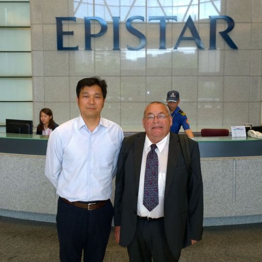 Chia Liang Myway Hsu (links) und ELEKTRONIKPRAXIS-Redakteur Thomas Kuther im Epistar Lab. Chia Liang Myway Hsu (links) und ELEKTRONIKPRAXIS-Redakteur Thomas Kuther im Epistar Lab.