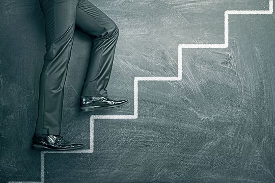 Klassische Karrieren mit einem geradlinigen Aufstieg und kontinuierlichen Gehaltserhöhungen werden zukünftig zunehmend abgelöst von Patchwork- oder Mosaik- sowie Projekt- und Fachkarrieren.