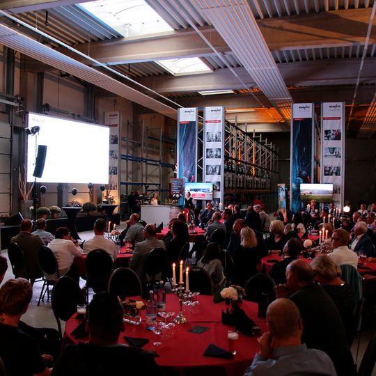 Zur Eröffnung des neuen Standorts bot EWM den Gratulanten aus Politik, Industrie und Handwerk ein abwechslungsreiches Programm mit einer Hausmesse, praktischen Schweißvorführungen und spannenden Fachvorträgen. Zur Eröffnung des neuen Standorts bot EWM den Gratulanten aus Politik, Industrie und Handwerk ein abwechslungsreiches Programm mit einer Hausmesse, praktischen Schweißvorführungen und spannenden Fachvorträgen.