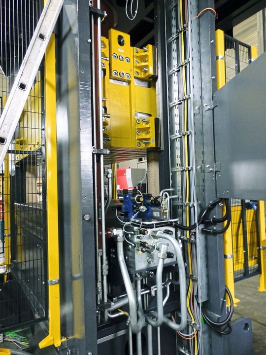 Typische Anwendungen der Industriehydraulik sind beispielsweise die Medizintechnik, Prüfstandstechnik, Bühnentechnik, der Maschinen- und Anlagenbau, die Stahlindustrie, Müllverarbeitung oder Pressen, wie im Bild gezeigt Typische Anwendungen der Industriehydraulik sind beispielsweise die Medizintechnik, Prüfstandstechnik, Bühnentechnik, der Maschinen- und Anlagenbau, die Stahlindustrie, Müllverarbeitung oder Pressen, wie im Bild gezeigt