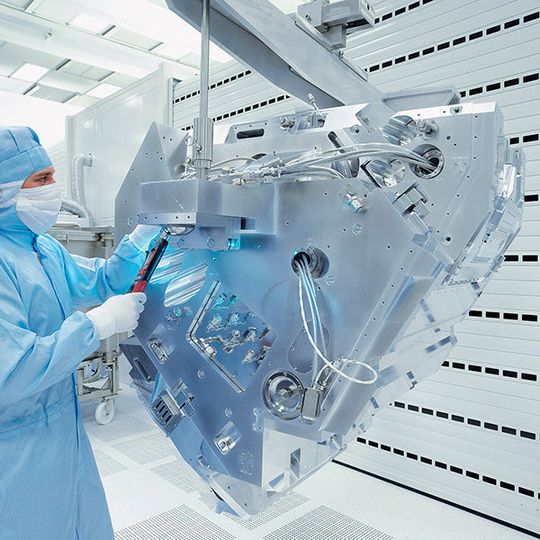 Lithographie-Optiken mit extrem ultraviolettem Licht (EUV) können Strukturen von weniger als 20 Nanometern auf Wafern abbilden. Lithographie-Optiken mit extrem ultraviolettem Licht (EUV) können Strukturen von weniger als 20 Nanometern auf Wafern abbilden.