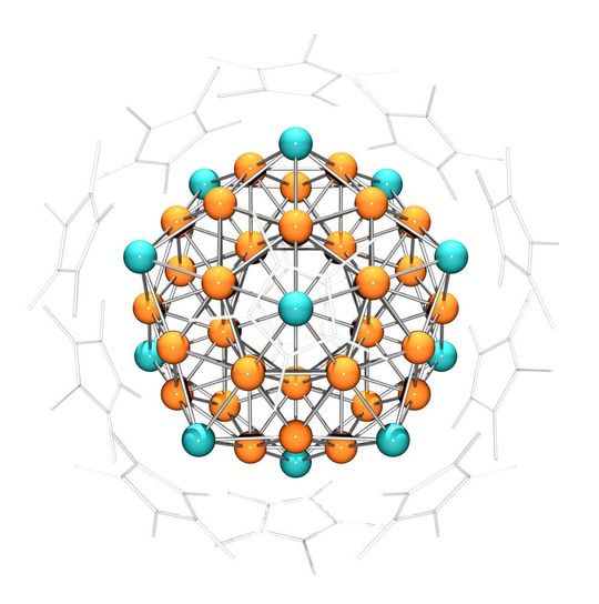 Äußerlich sieht der Cluster aus 55 Kupfer- und Aluminiumatomen aus wie ein Kristall, chemisch hat er jedoch die Eigenschaften eines Atoms. Das heterometallische Superatom des Lehrstuhls für Anorganische und Metallorganische Chemie, ist das größte, das je im Labor hergestellt wurde. Äußerlich sieht der Cluster aus 55 Kupfer- und Aluminiumatomen aus wie ein Kristall, chemisch hat er jedoch die Eigenschaften eines Atoms. Das heterometallische Superatom des Lehrstuhls für Anorganische und Metallorganische Chemie, ist das größte, das je im Labor hergestellt wurde.