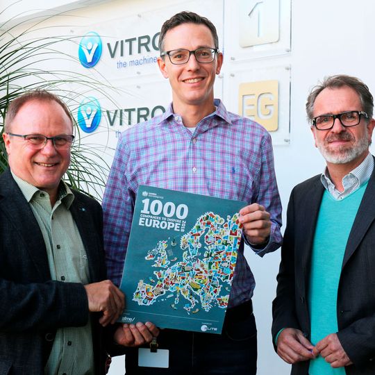 Präsentieren stolz die Auszeichnung (v.l.): Gerhard Bär (COO), Daniel Scholz-Stein (CSO) sowie Matthias Pörner (CFO) bei Vitronic. Präsentieren stolz die Auszeichnung (v.l.): Gerhard Bär (COO), Daniel Scholz-Stein (CSO) sowie Matthias Pörner (CFO) bei Vitronic.