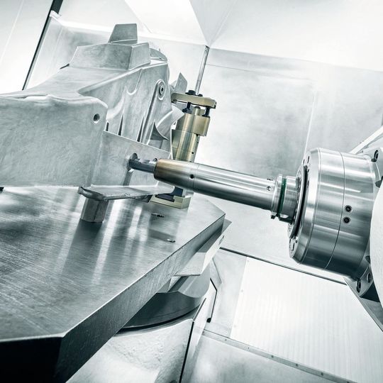 Bearbeitung eines Längsträgers auf der G600F. Die G600F ist in gängiger AC-Kinematik ausgeführt und hat einen Störkreisdurchmesser von bis zu 1550 mm. Bearbeitung eines Längsträgers auf der G600F. Die G600F ist in gängiger AC-Kinematik ausgeführt und hat einen Störkreisdurchmesser von bis zu 1550 mm.