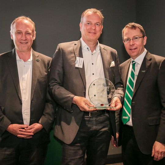 Bei der Award-Übergabe (v.l.): Frank Rösler (Combilift), Michael Reinhoffer (Schöler) und Combilift-Geschäftsführer Martin McVicar. Bei der Award-Übergabe (v.l.): Frank Rösler (Combilift), Michael Reinhoffer (Schöler) und Combilift-Geschäftsführer Martin McVicar.