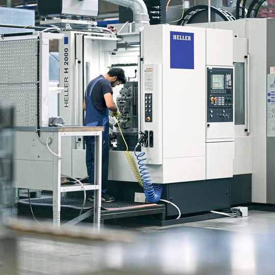 Bei der KMF Kemptener Maschinenfabrik musste man Anfang des Jahres kurzfristig in das neue Bearbeitungszentrum H 2000 investieren. Mit Heller4Use hatte man zwar noch keine Erfahrungen, empfindet es aber als komfortabel, dass die Wartung inklusive ist. Bei der KMF Kemptener Maschinenfabrik musste man Anfang des Jahres kurzfristig in das neue Bearbeitungszentrum H 2000 investieren. Mit Heller4Use hatte man zwar noch keine Erfahrungen, empfindet es aber als komfortabel, dass die Wartung inklusive ist.
