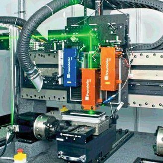 Bei dem neuen Laserverfahren des Fraunhofer IWS ritzen Laserinterferenzmuster Nanostrukturen in Metall ein um den sogenannten „Lotus-Effekt“ nachzuahmen. Bei dem neuen Laserverfahren des Fraunhofer IWS ritzen Laserinterferenzmuster Nanostrukturen in Metall ein um den sogenannten „Lotus-Effekt“ nachzuahmen.