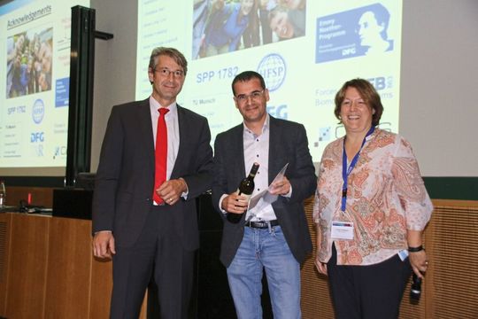 Prof. Dr. Carsten Grashoff (Mitte) vom Max-Planck-Institut für Biochemie freut sich über die Auszeichnung. Prof. Dr. Carsten Grashoff (Mitte) vom Max-Planck-Institut für Biochemie freut sich über die Auszeichnung.
