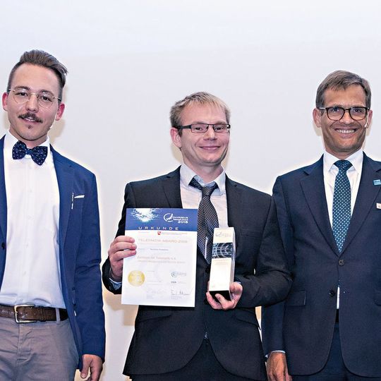 Der Telematik-Award 2018 wurde an ZfT verliehen (v.l.n.r.): Chefredakteur Telematik-Markt Peter Klischewsky, ZfT-Mitarbeiter Christian Lilge, VDA-Geschäftsführer Dr. Kurt-Christian Scheel. Der Telematik-Award 2018 wurde an ZfT verliehen (v.l.n.r.): Chefredakteur Telematik-Markt Peter Klischewsky, ZfT-Mitarbeiter Christian Lilge, VDA-Geschäftsführer Dr. Kurt-Christian Scheel.