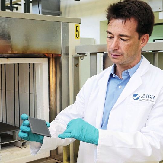 Dr. Falk Schulze-Küppers mit der neuen Gastrennmembran an deren Oberflächend die Katalysator-Schichten aufgebracht sind. Dr. Falk Schulze-Küppers mit der neuen Gastrennmembran an deren Oberflächend die Katalysator-Schichten aufgebracht sind.