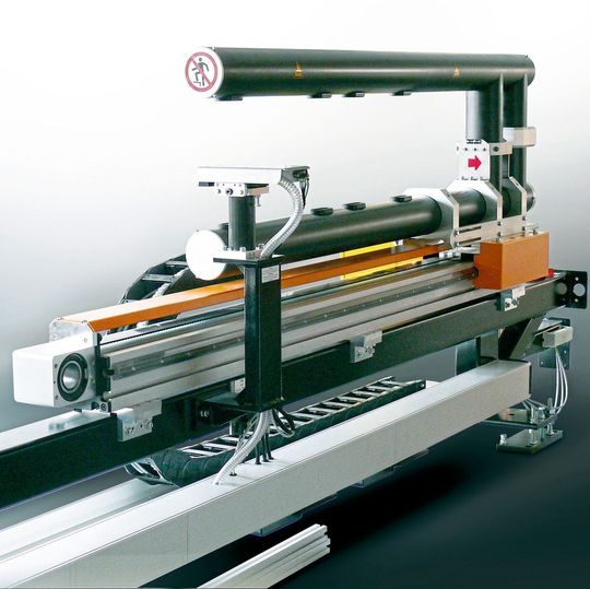 Die Linearachse TECRQ170 von Rollon erlaubt es, die Lasermess-Sensorik einer Laserdickenmessanlage von Fagus-Grecon flexibel zu verfahren und genau zu positionieren. Die Linearachse TECRQ170 von Rollon erlaubt es, die Lasermess-Sensorik einer Laserdickenmessanlage von Fagus-Grecon flexibel zu verfahren und genau zu positionieren.