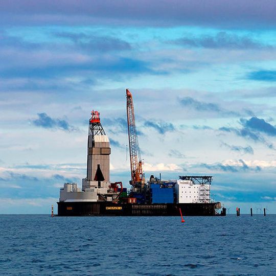The Mittelplate offshore oil field, where Wintershall and DEA Deutsche Erdoel each have a 50 % shareholding, is one of the main cornerstones of Germany’s oil production. The Mittelplate offshore oil field, where Wintershall and DEA Deutsche Erdoel each have a 50 % shareholding, is one of the main cornerstones of Germany’s oil production.