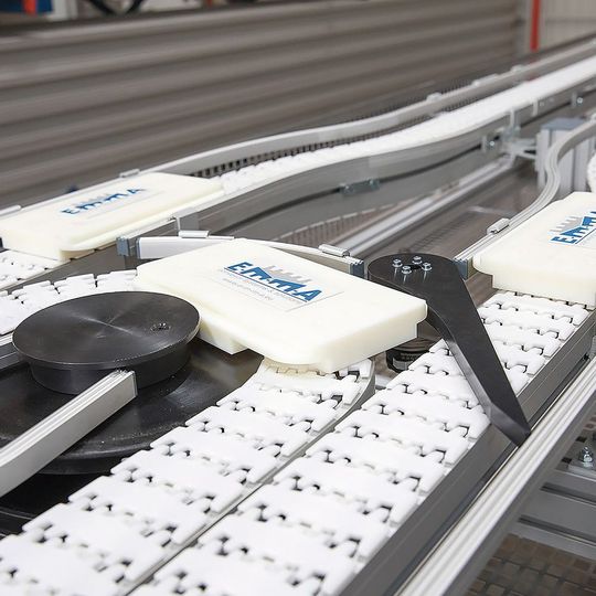 Der Scharnierband-Förderer kann für den Transport von Teilen mit Größen von 10 bis 600 mm ausgelegt werden. Der Scharnierband-Förderer kann für den Transport von Teilen mit Größen von 10 bis 600 mm ausgelegt werden.