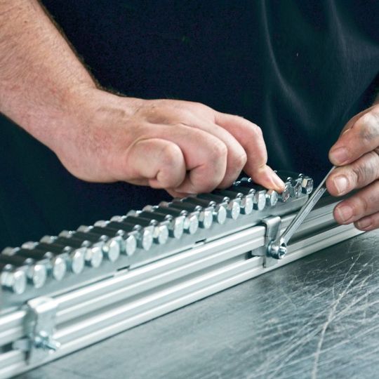 Die Förderelemente bestehen aus verzinkten Blechschienen, die mit Stahlröllchen oder Spurkranzröllchen bestückt sind. Die Förderelemente bestehen aus verzinkten Blechschienen, die mit Stahlröllchen oder Spurkranzröllchen bestückt sind.