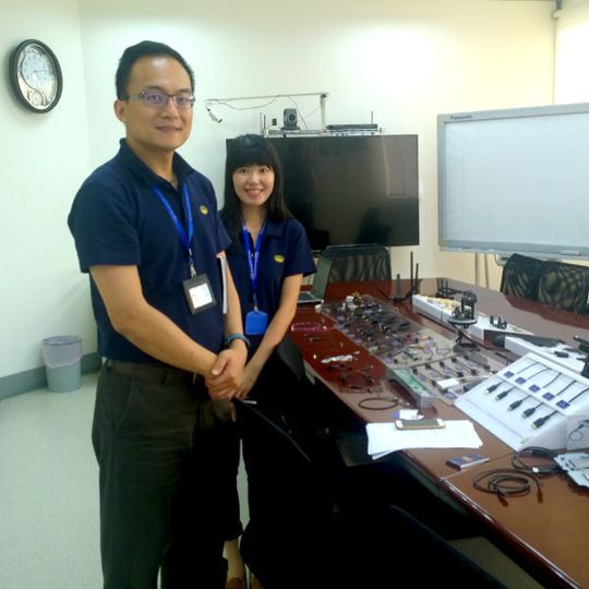 Howard Tu: „Wanshih hat selbst eine automatische Produktionslinie entwickelt, auf der selbst haardünne 4-Schicht-Mikro-Koaxialkabel gelötet werden können.“ Howard Tu: „Wanshih hat selbst eine automatische Produktionslinie entwickelt, auf der selbst haardünne 4-Schicht-Mikro-Koaxialkabel gelötet werden können.“
