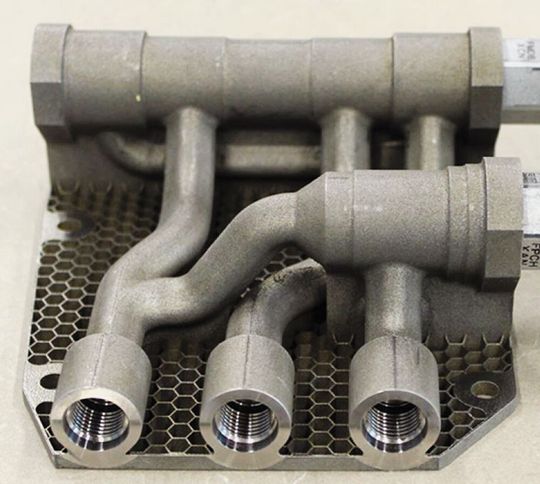 In Hydraulikkomponenten fließt das Öl nicht mehr durch rechtwinklig gebohrte Kanäle, sondern durch strömungsoptimierte Kanäle ohne scharfe  Biegungen und abrupte Querschnittsänderungen.