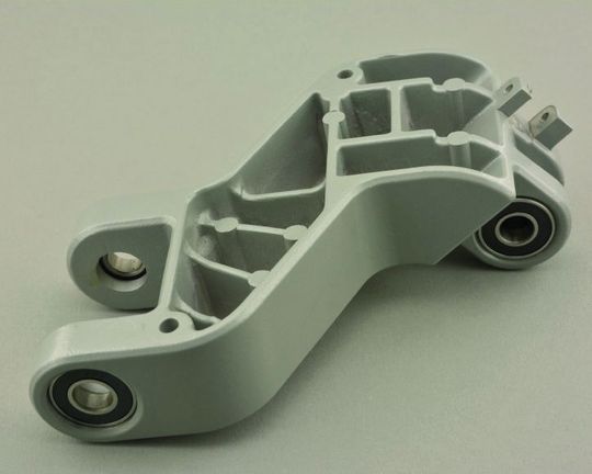 Die hohe Gestaltungsfreiheit der AM-Verfahren erlaubt es, Material nur dort zu platzieren, wo es für die mechanische Festigkeit und die Funktionserfüllung erforderlich ist: Gelenkelement einer Kapp- und Gehrungssäge konventionell gefertigt ...