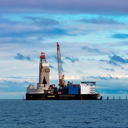 Das Offshore-Feld Mittelplate, an dem Wintershall gemeinsam mit Dea Deutsche Erdöl zu je 50 % beteiligt ist, stellt eine tragende Säule der Erdölförderung in Deutschland dar. Mehr als 34 Millionen Tonnen Erdöl wurden bereits aus der Lagerstätte gefördert. Damit Mittelplate auch in Zukunft einen wichtigen Beitrag zur heimischen Förderung leisten kann, haben Wintershall und Dea bereits 2017 eine weitere Bohrkampagne bis zum Jahr 2022 angestoßen. Das Offshore-Feld Mittelplate, an dem Wintershall gemeinsam mit Dea Deutsche Erdöl zu je 50 % beteiligt ist, stellt eine tragende Säule der Erdölförderung in Deutschland dar. Mehr als 34 Millionen Tonnen Erdöl wurden bereits aus der Lagerstätte gefördert. Damit Mittelplate auch in Zukunft einen wichtigen Beitrag zur heimischen Förderung leisten kann, haben Wintershall und Dea bereits 2017 eine weitere Bohrkampagne bis zum Jahr 2022 angestoßen.