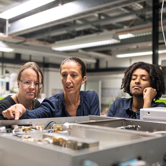 Stephanie Bleicken (links), Enrica Bordignon und Tufa Assafa haben das Protein Bax mit verschiedenen Spektroskopietechniken untersucht. Stephanie Bleicken (links), Enrica Bordignon und Tufa Assafa haben das Protein Bax mit verschiedenen Spektroskopietechniken untersucht.