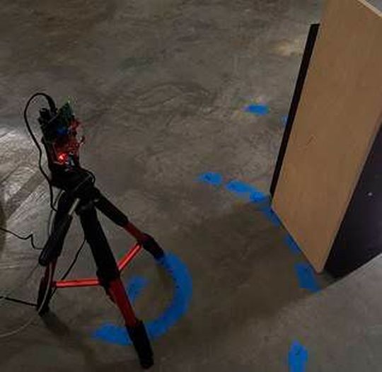 Bild 1: Objekterkennungs-Sensor in einem Labor-Versuchsaufbau zur Erkennung eines Holzbretts.