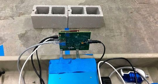 Bild 2: Evaluierungsmodul zur Hinderniserkennung vor einem 19 cm hohen Randstein. Die Entfernung zum Sensor beträgt 30 cm.