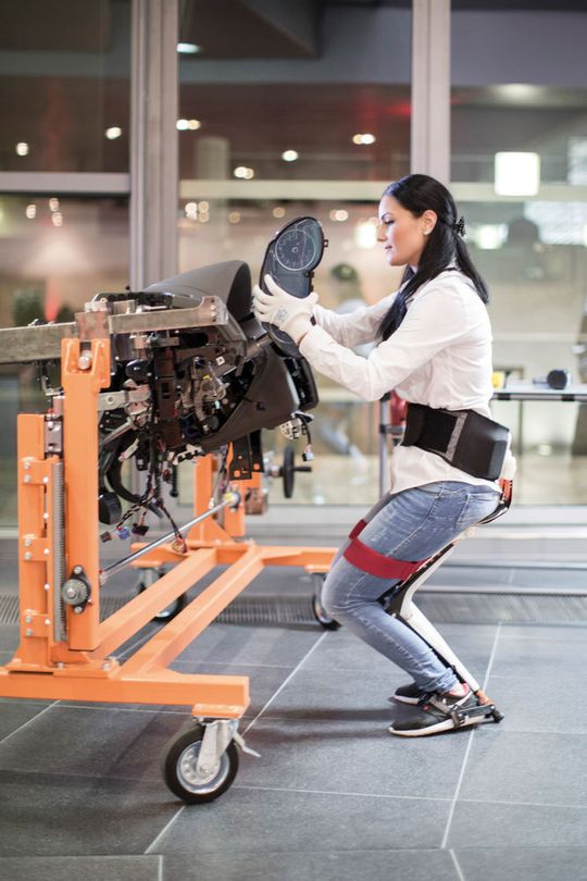 Ein Exoskelett-Konzept von Noonee arbeitet mit Kleinstmotoren im Akkubetrieb mehrere Tage ohne Aufladen. Ein Exoskelett-Konzept von Noonee arbeitet mit Kleinstmotoren im Akkubetrieb mehrere Tage ohne Aufladen.