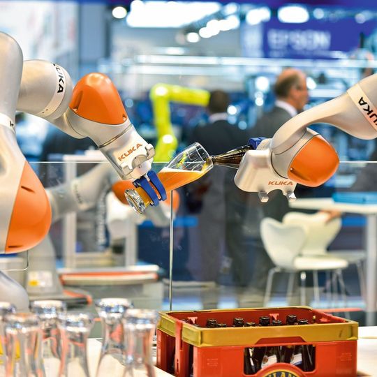 Weil die künftige Produktion immer enger mit der virtuellen Datenwelt vernetzt wird, müssen Handhabungsgeräte und Roboter mit immer neuen Fähigkeiten aufwarten können. Ob Bier einschenken dazugehört, bleibt fraglich. Weil die künftige Produktion immer enger mit der virtuellen Datenwelt vernetzt wird, müssen Handhabungsgeräte und Roboter mit immer neuen Fähigkeiten aufwarten können. Ob Bier einschenken dazugehört, bleibt fraglich.