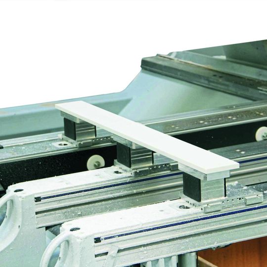 Die Werkstücke aus Corian werden mithilfe von Aluminium-Blocksaugern von Schmalz prozesssicher gespannt. Die Werkstücke aus Corian werden mithilfe von Aluminium-Blocksaugern von Schmalz prozesssicher gespannt.